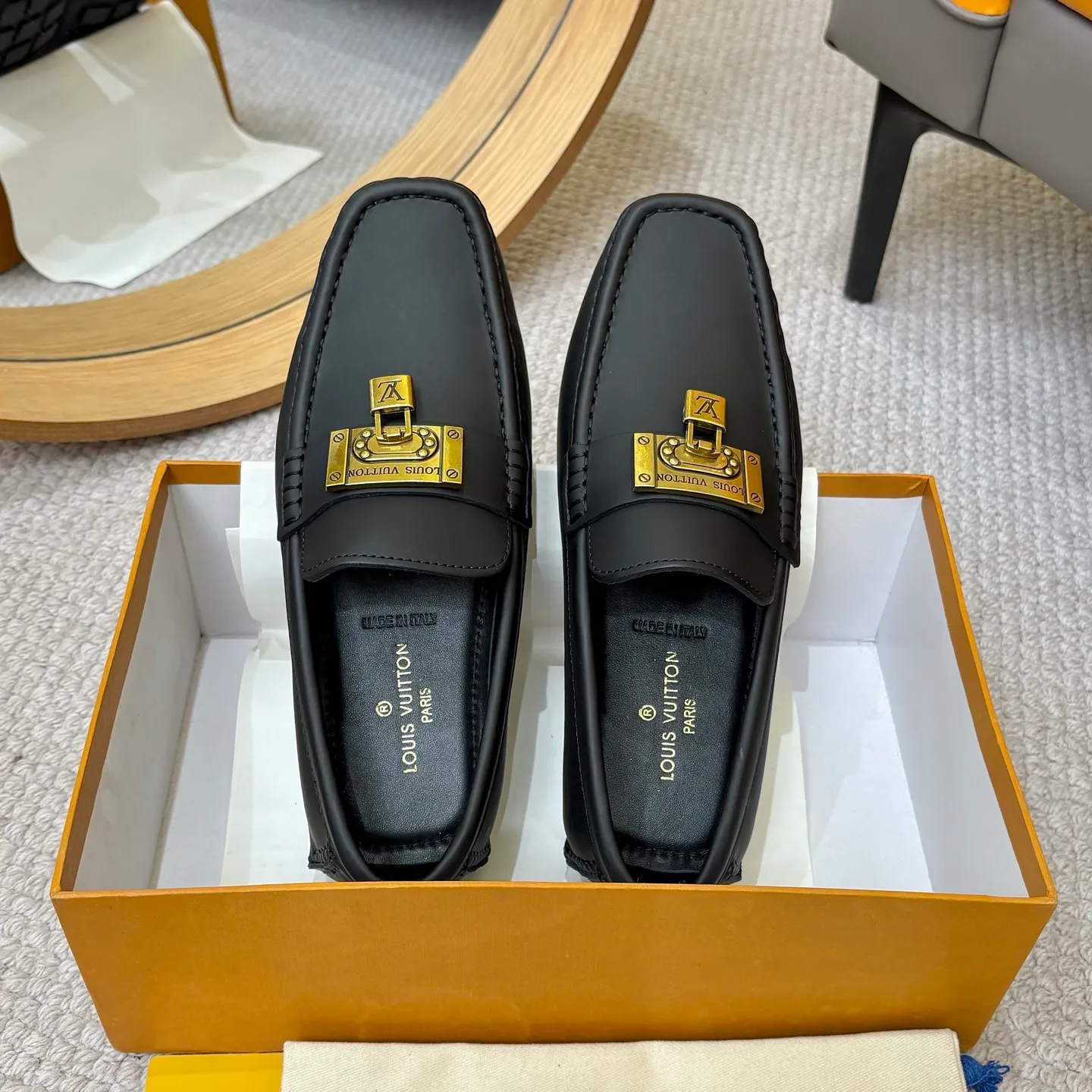 Men's men's shoes 💰420 (Yangli) LV 2⃣️0⃣️2⃣️5️⃣Spring and summer counter GLORIA series models ✈️Original factory special leather production, original last type. A classic driving slip-on casual shoe that shows an elegant style with exquisite craftsmanship details such as Monogram embossing all over the upper🌀Italian imported calfskin fabric Sheepskin foot pads➕Inside～Private mold replica sole Unique style Comfortable driving slip-on Size: 4-12 (38-46) Comes with [Counter packaging: original box, wrapping paper, card, instruction manual, shoehorn, cloth bag] No pressure to enter and leave the counter!
